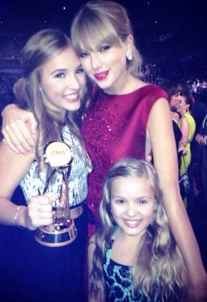 Lennon and Maisy with Taylor Swift at the 2013 Country Music Awards