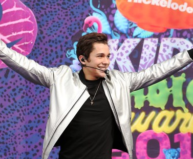 Austin Mahone performs on the Orange Carpet at the Kids Choice Awards 2014