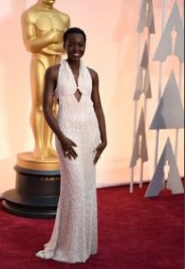 2015 L;UPITA NYOUNG IN AN AMAZINE BEADED WHITE DRESS